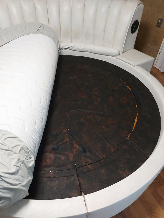 Кръгла спалня с музика