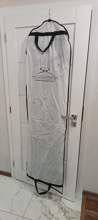 Продавам дизайнерска рокля на Стоян Радичев