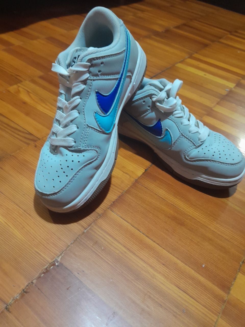 Кроссовки Nike на шнурках.
