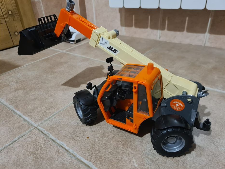 Bruder Incarcator telescopic portocaliu JLG