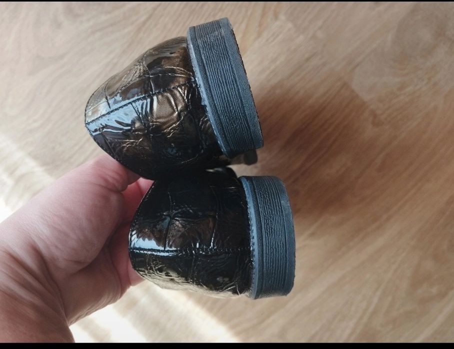 Pantofi eleganți cu șireturi din piele lăcuită, de culoare maro