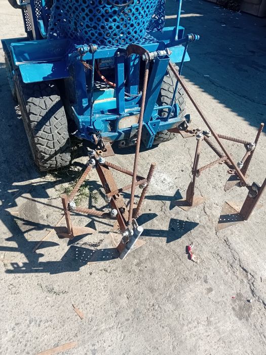 Vând tractor cu plug și prasitoare
