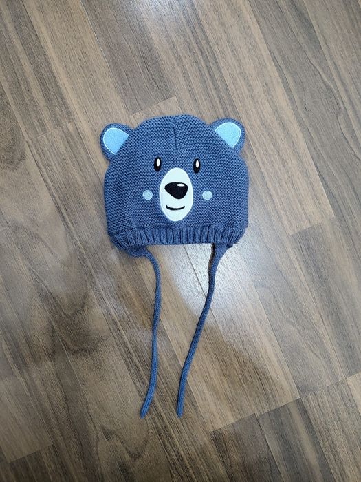 Căciuliță ursuleț adorabilă  43-45 cm, cu protecție pentru urechi