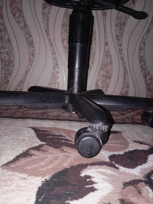 офисное кресло в отличном