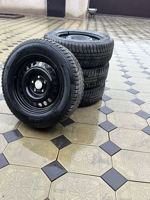 Зимний шипованный комплект с дисками 195/65/15