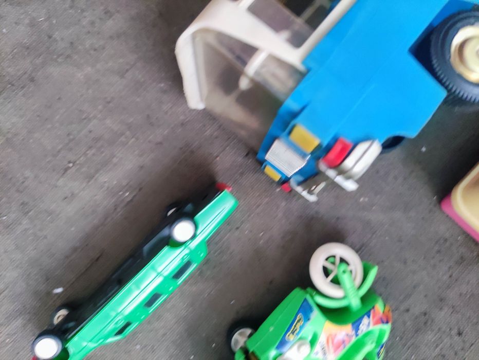 Продавам две порцеланови кукли