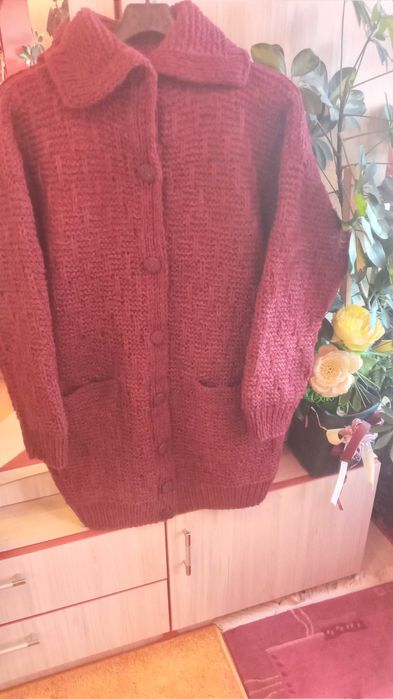 Ръчно плетена вълнена жилетка.