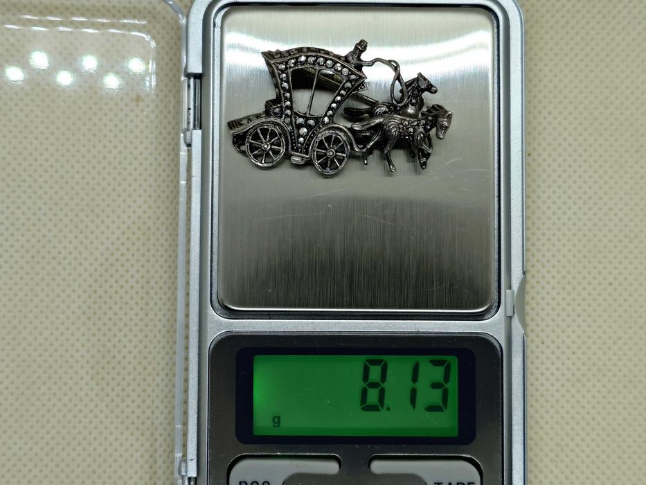 Brosa argint cu marcasite caleasca cu vizitiu si doi cai