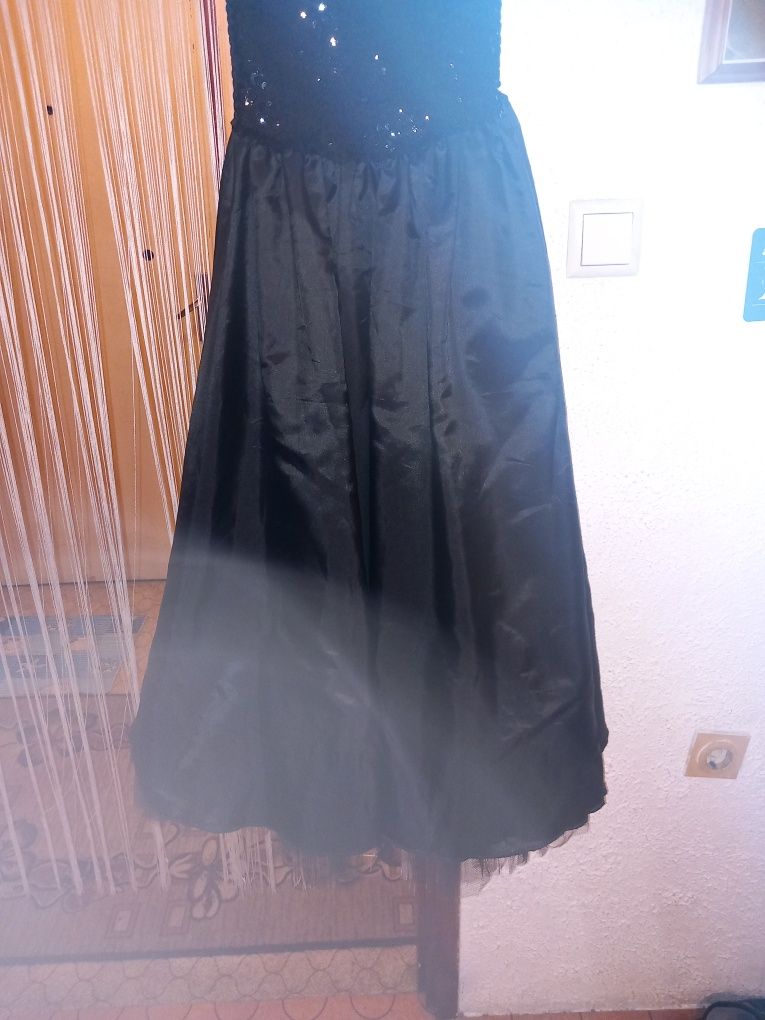 Бална рокля цвят черно.