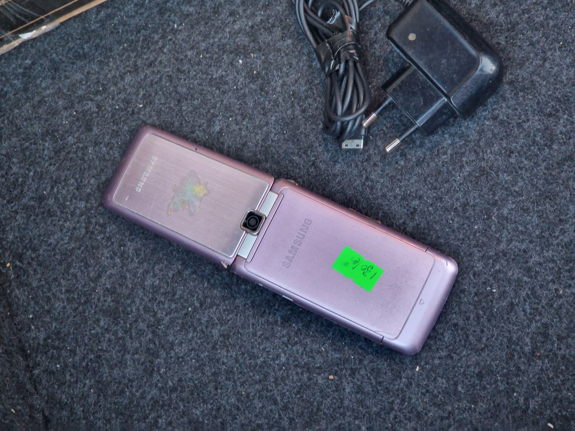 Telefon cu clapeta cu încărcător original