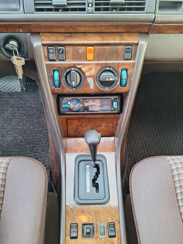 MERCEDES W124 / 250D