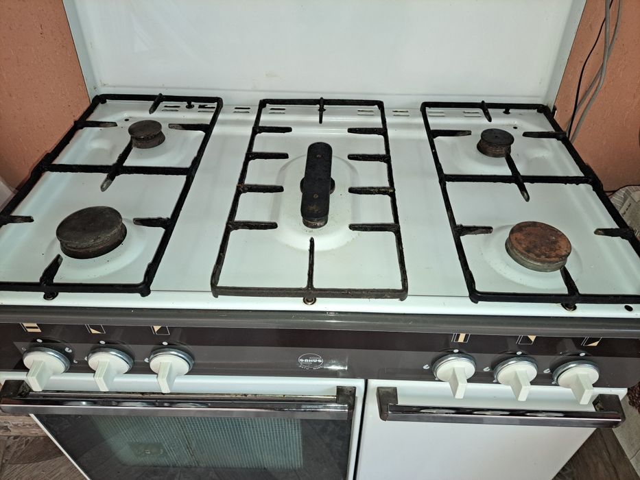 Vand aragaz cu 4 ochiuri si vuptor in stare foarte buna