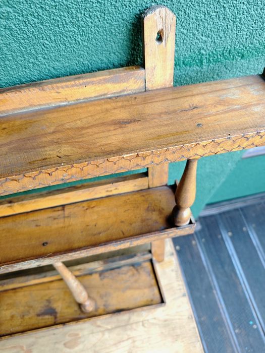 Старинна дървена етажерка