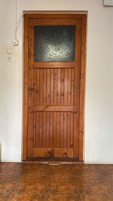 Usi i terior din lemn