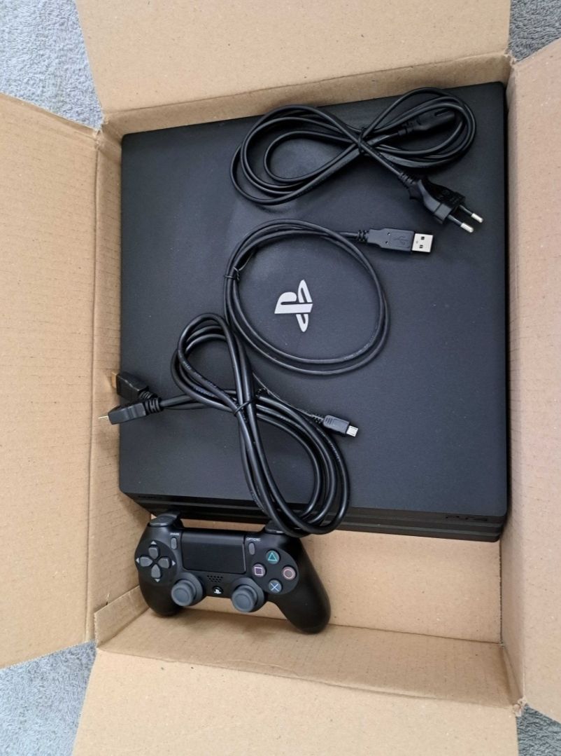 PS4 PRO 1TB + много PlayStation игри