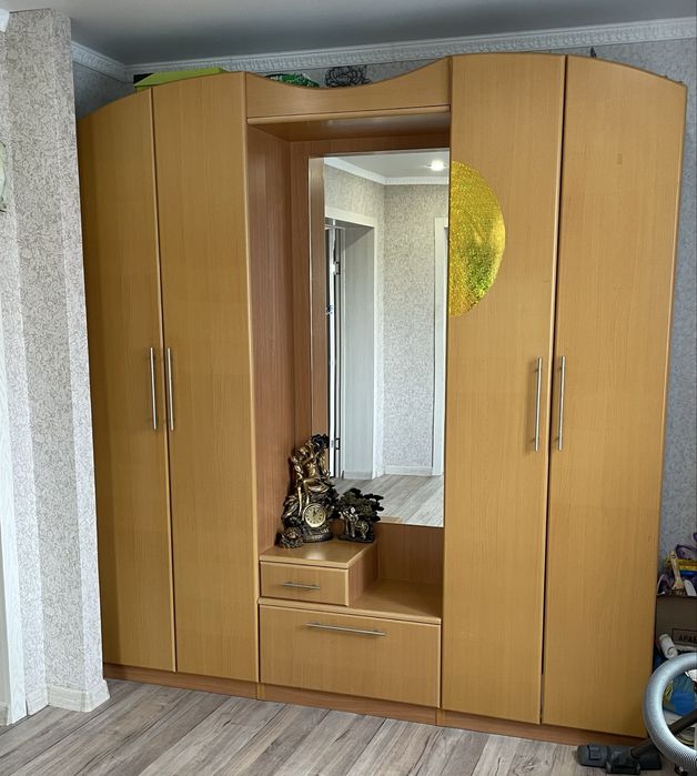 Продам прихожую .