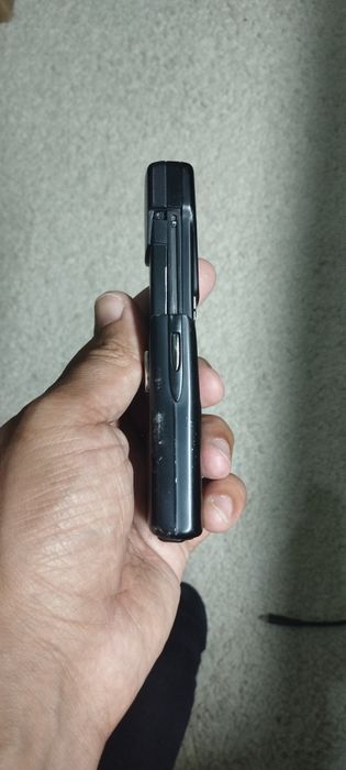 Nokia 8910i.    Nokia 8910i