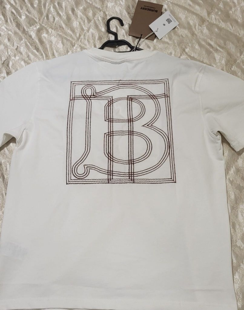 Vând tricou Burberry