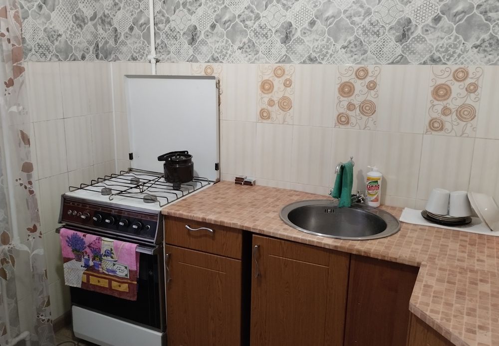 1 комн кв 8 мкрн, посуточно.
