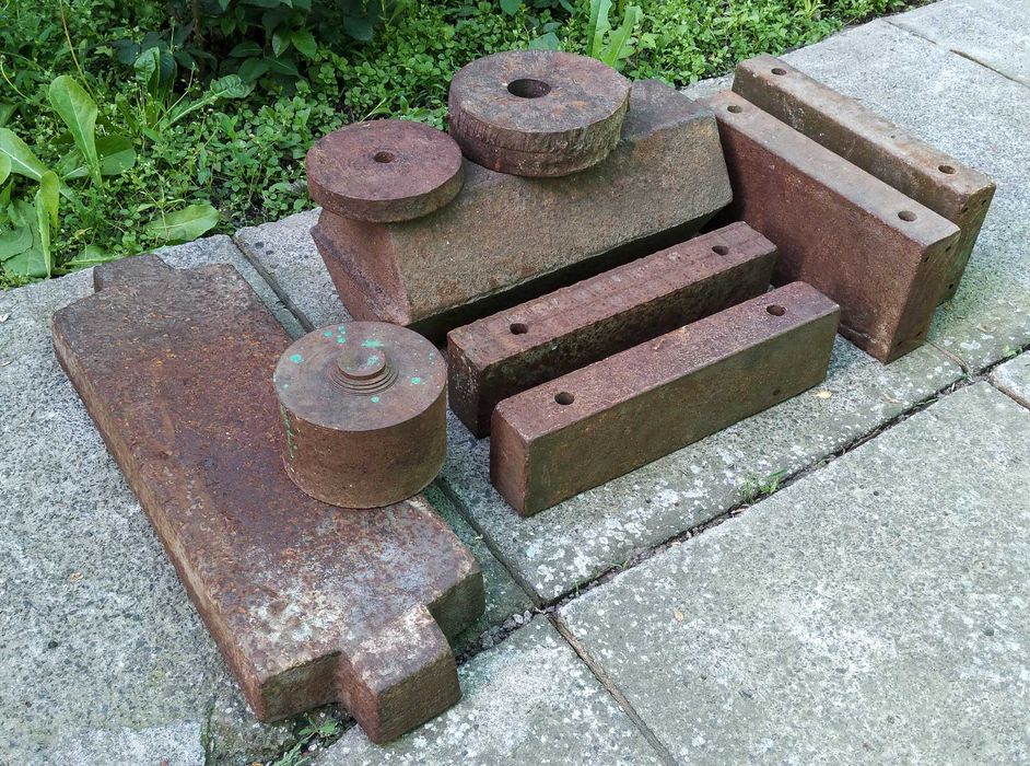 Чугунные железные станины и болванки.
