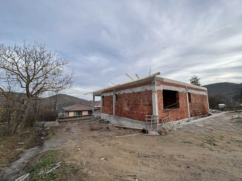 Продава къща с.Остра Могила