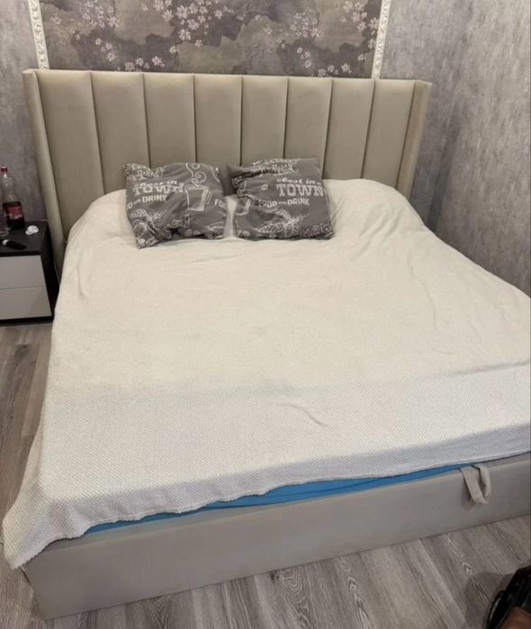 Двуспальная кровать