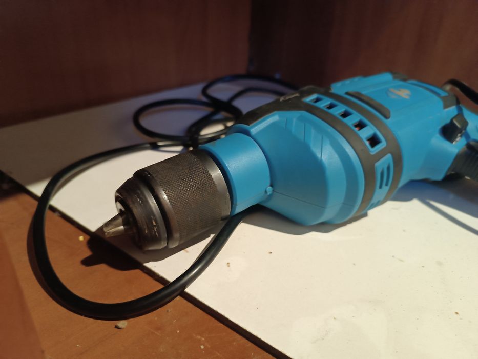 Două mașini de găurit