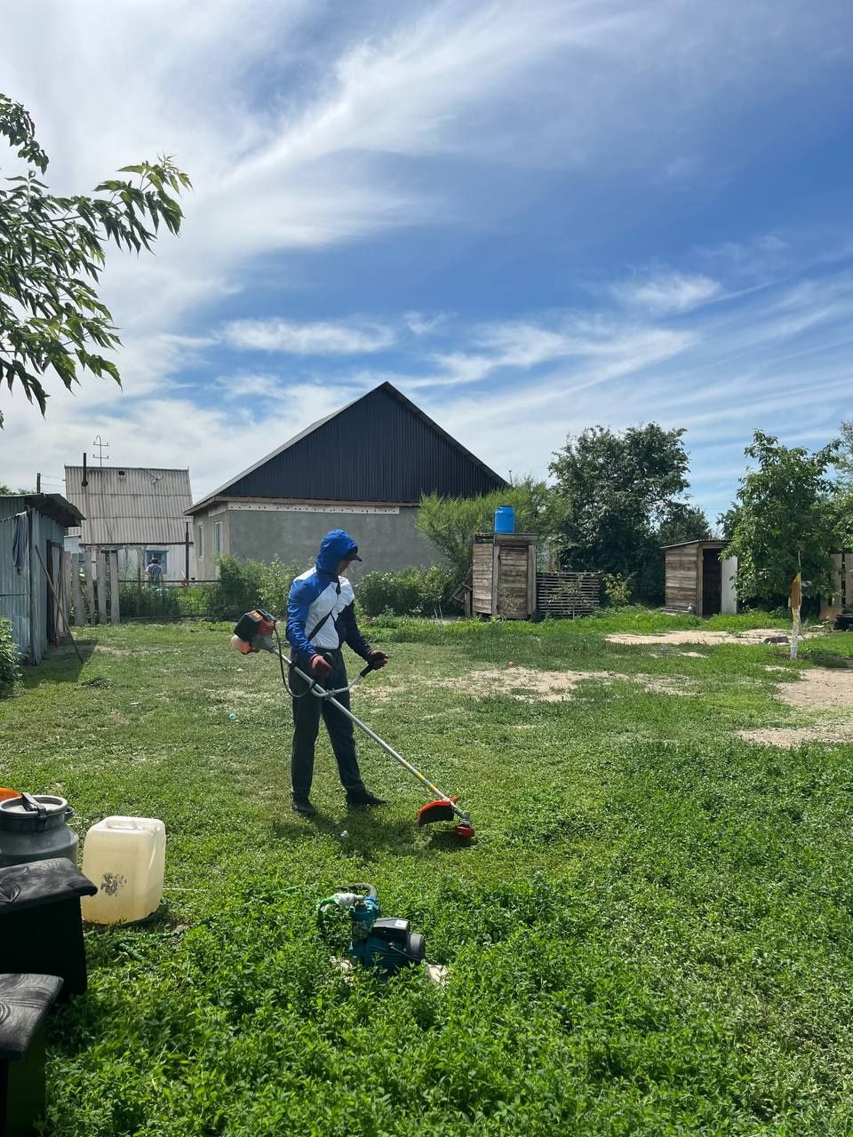 Выщипывание травы специальным устройством Триммер ТЕК-520. Шөп жұлу.