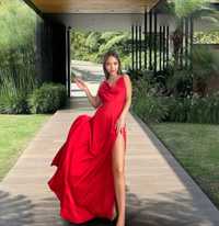 Червена сатенена дълга рокля