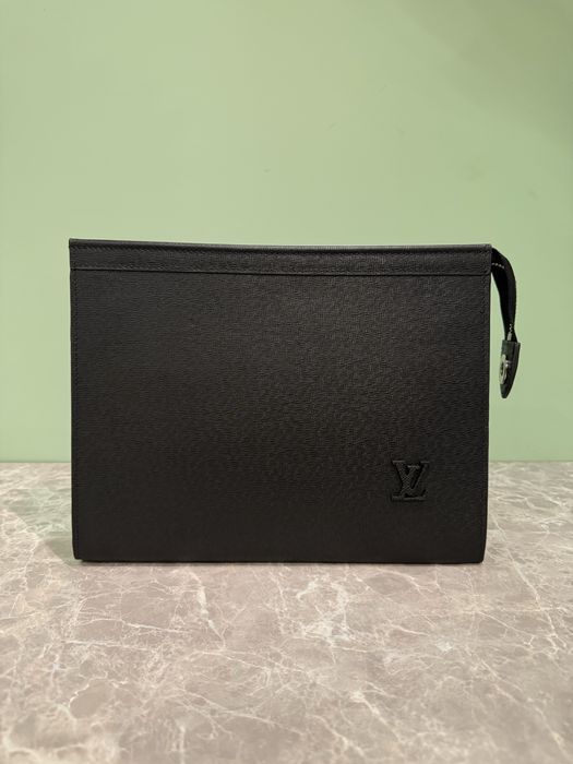 Louis Vuitton Black Taiga Clutch - ПЕРФЕКТНО състояние