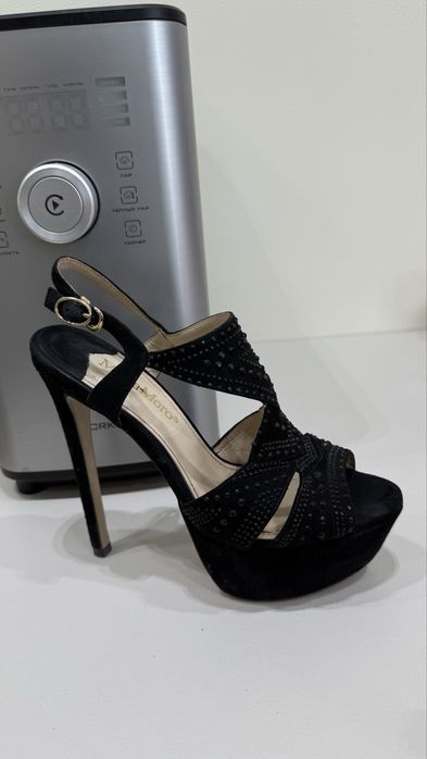 Босоножки на высоком каблуке