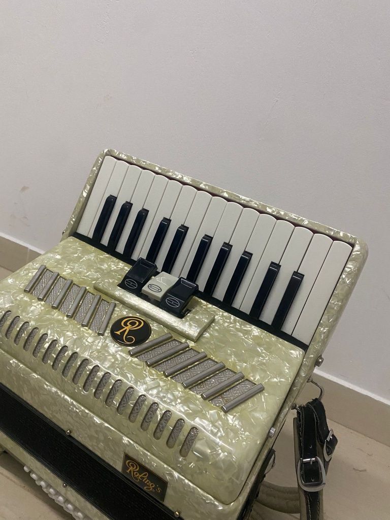 Vând acordeon 48 basii