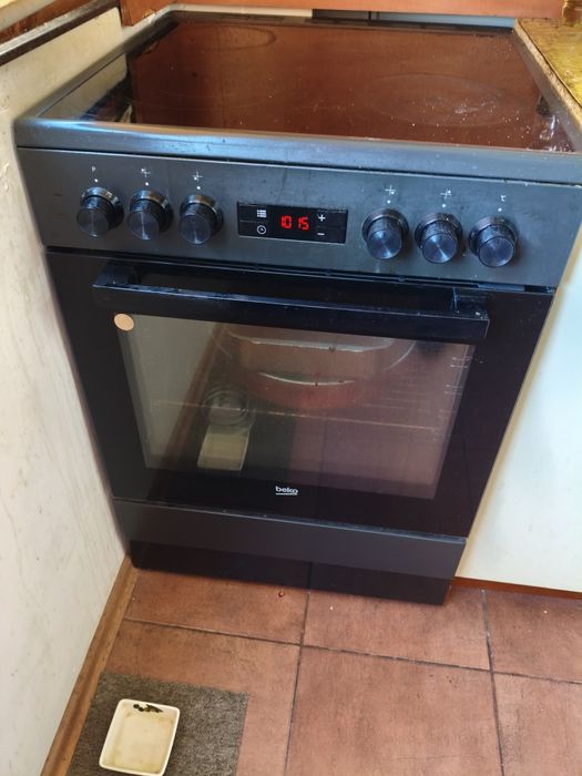 Продавам готварска печка Беко