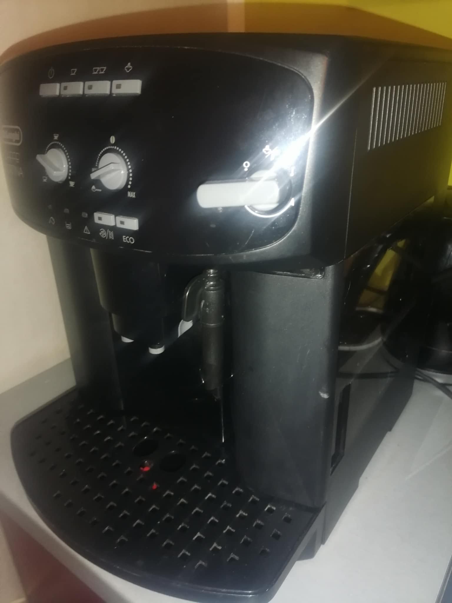 Продавам кафе машина DeLonghi Caffe‘ Cortina
