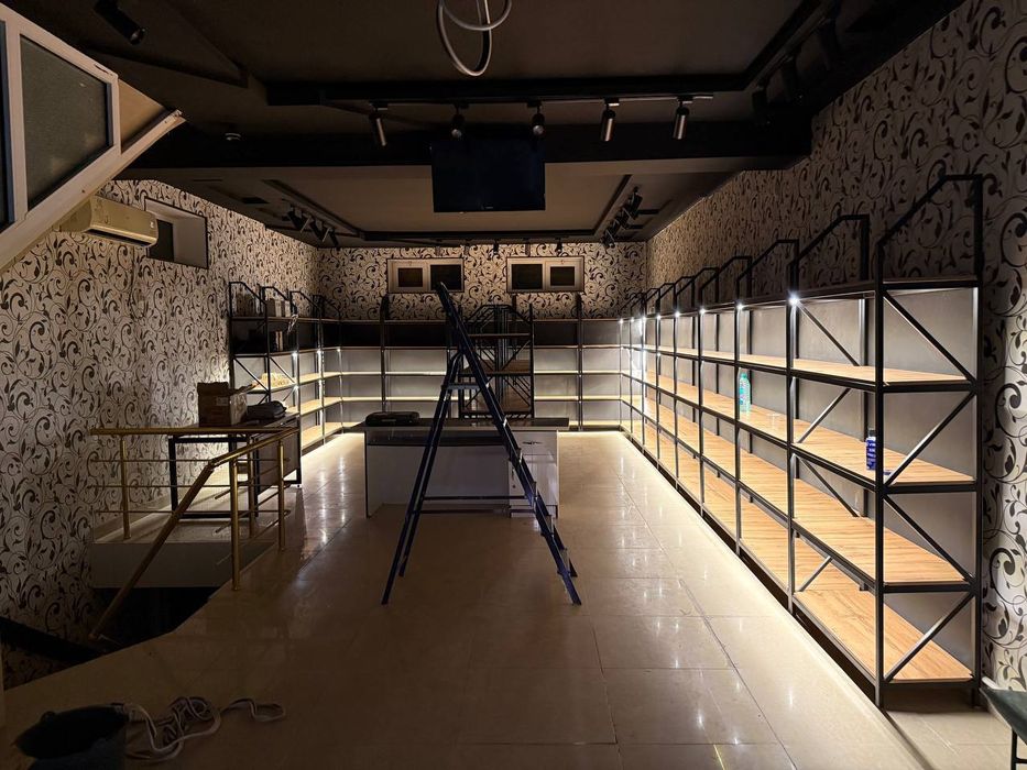 Vitrina, osvesheniya, kassa stoli, lyustra hammasi sotiladi