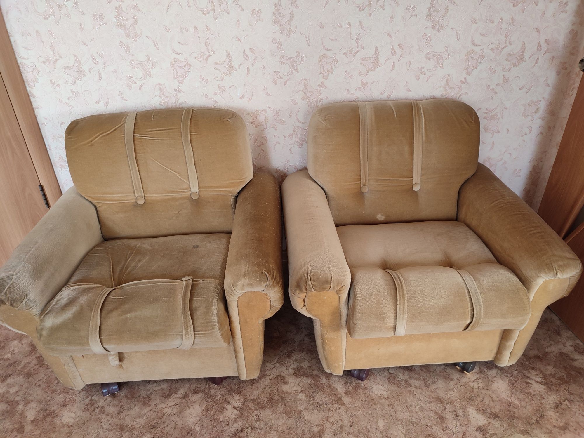 Два кресла велюровых и диван  на дачу