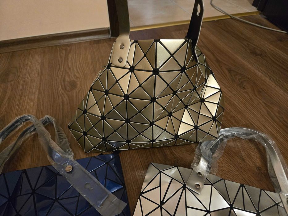 Нова геометрична 2025 лачена чанта