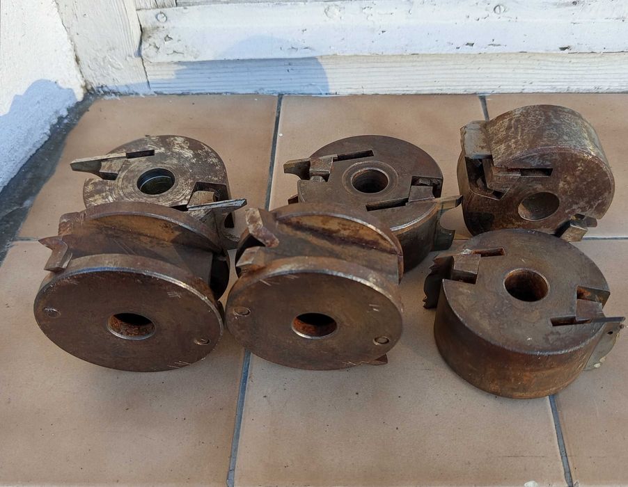 Продавам фрезови глави 6 бр.с ножове, плюс 17 комплекта ножове