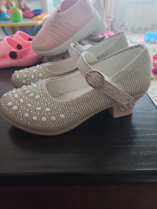 Продам разную обувь на  девочку