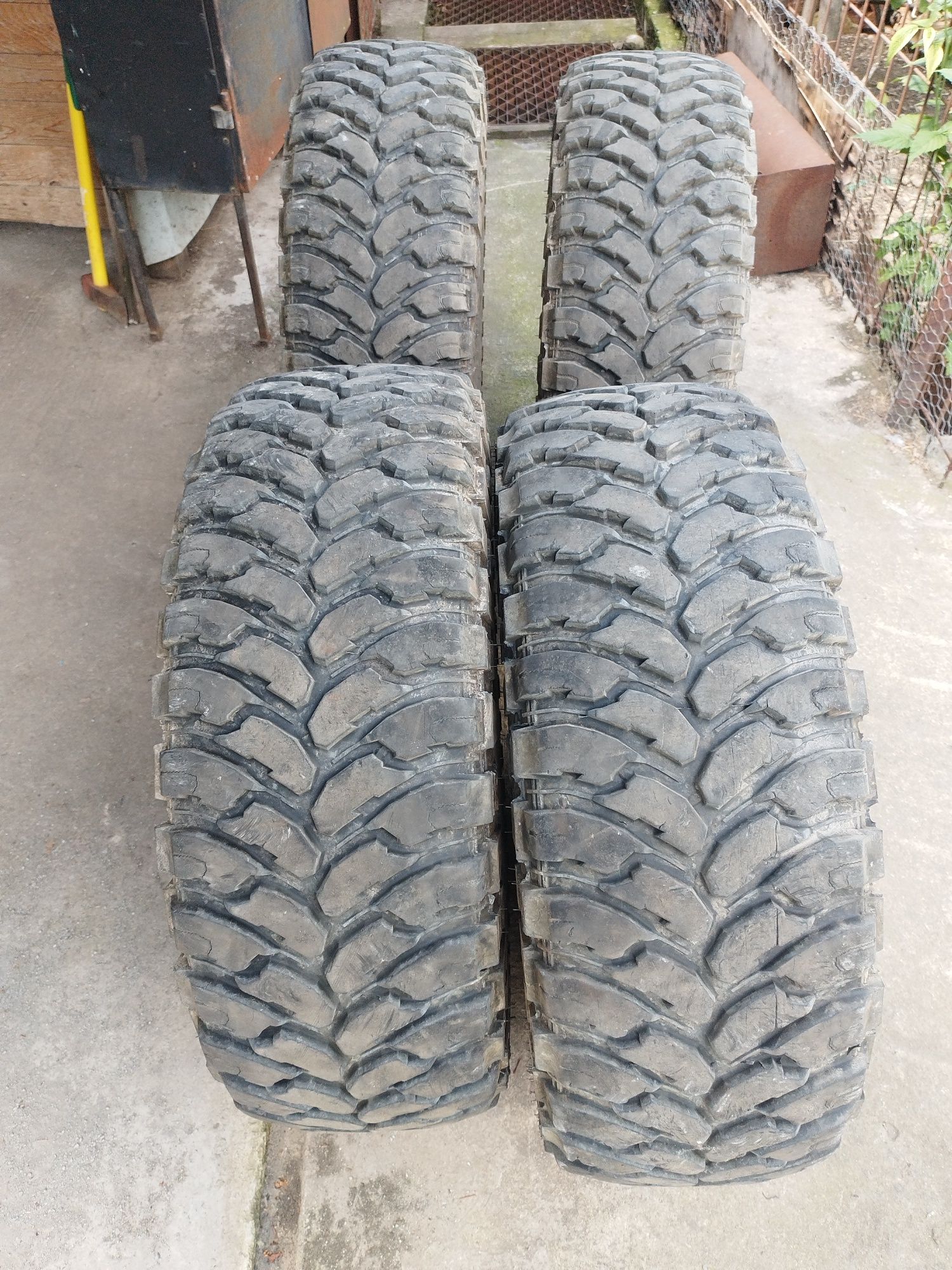 Vand 4 anvelope 35x12.5 R15