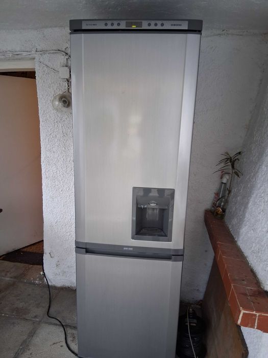 Продавам хладилник Samsung