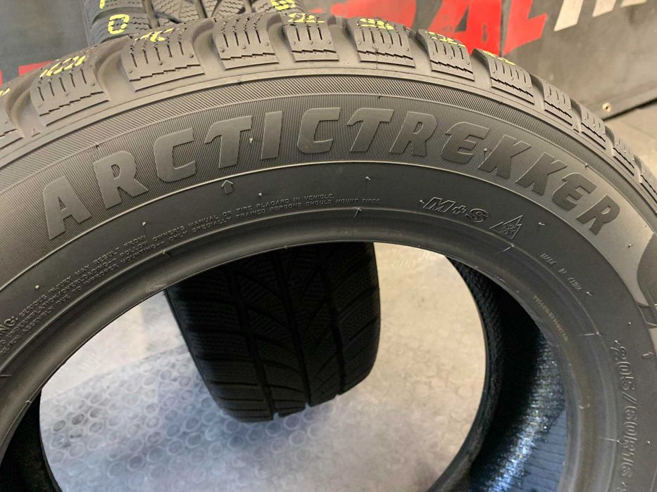 205 60 16, Зимни гуми, Maxxis ArcticTrekker, 2 броя