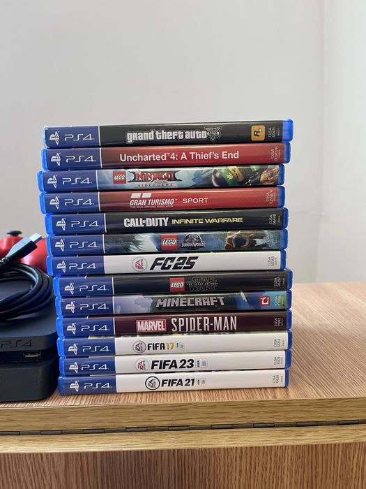 Vand PS4 cu 13 jocuri