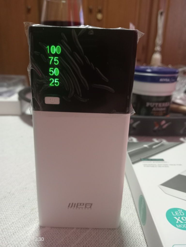 Baterie externa 20000 ,este noua ,led,2 ieșiri pentru încărcat concomi