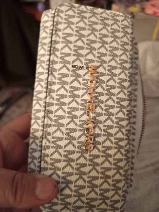 Portofel m kors nou fara eticheta