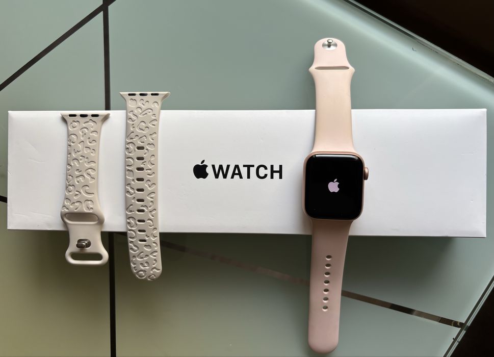 Смарт часовник Apple SE