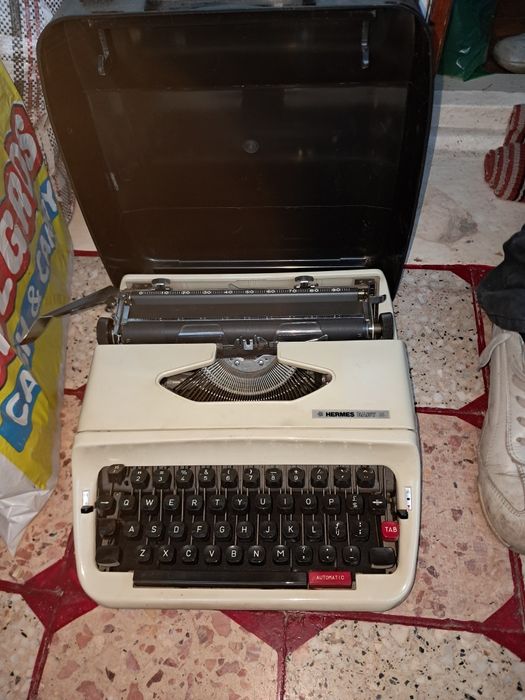 Vand masina de scris Hermes