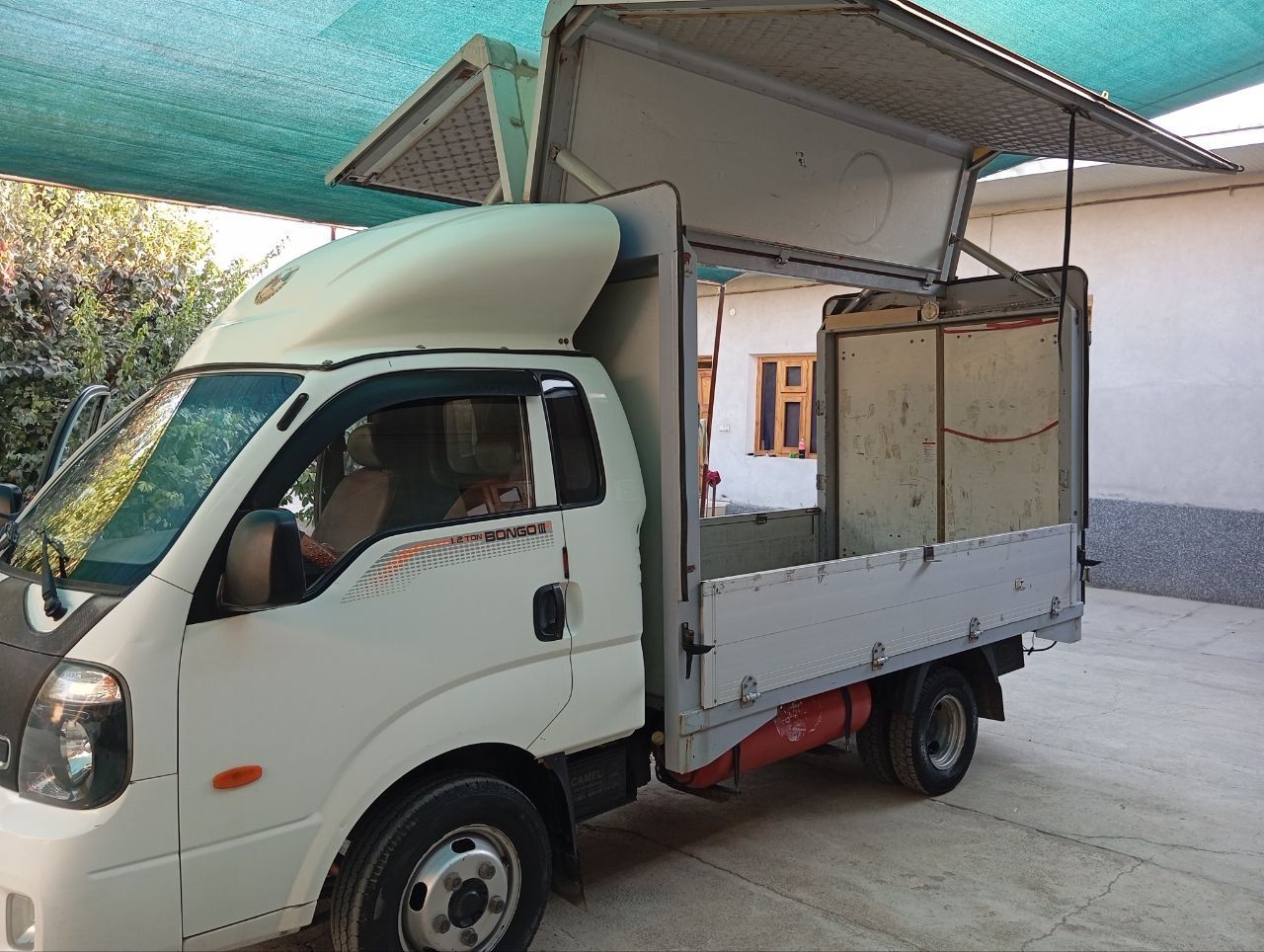 Kia bongo avtomobil