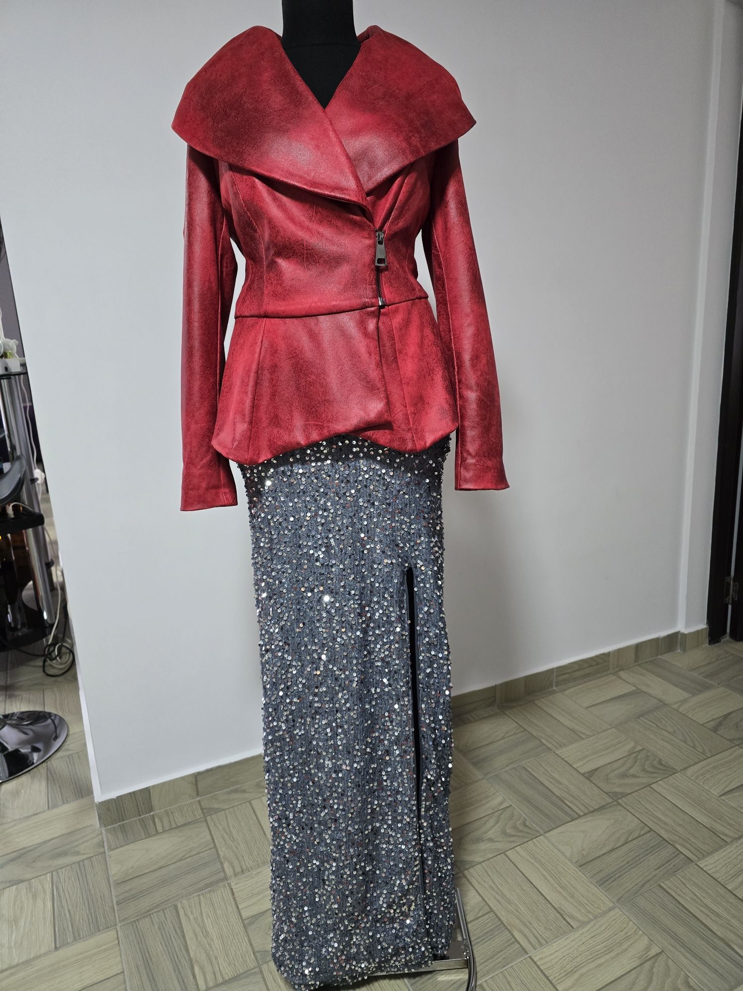 Rochie lunga argintie, model cu crapatura pe picior