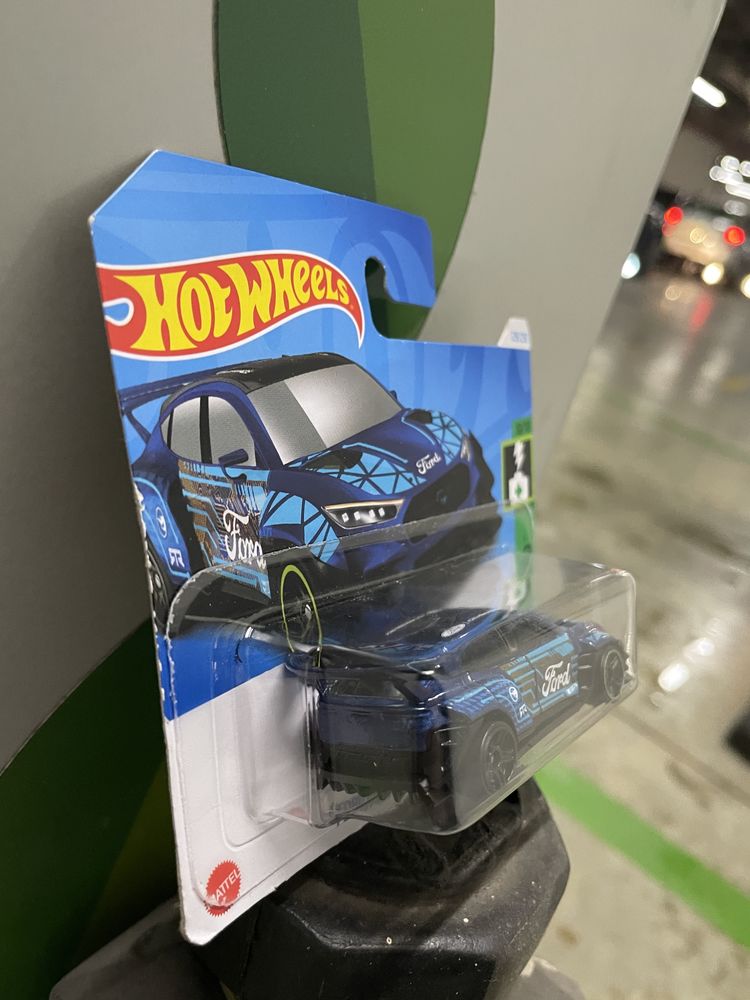 Кола Hotwheels.